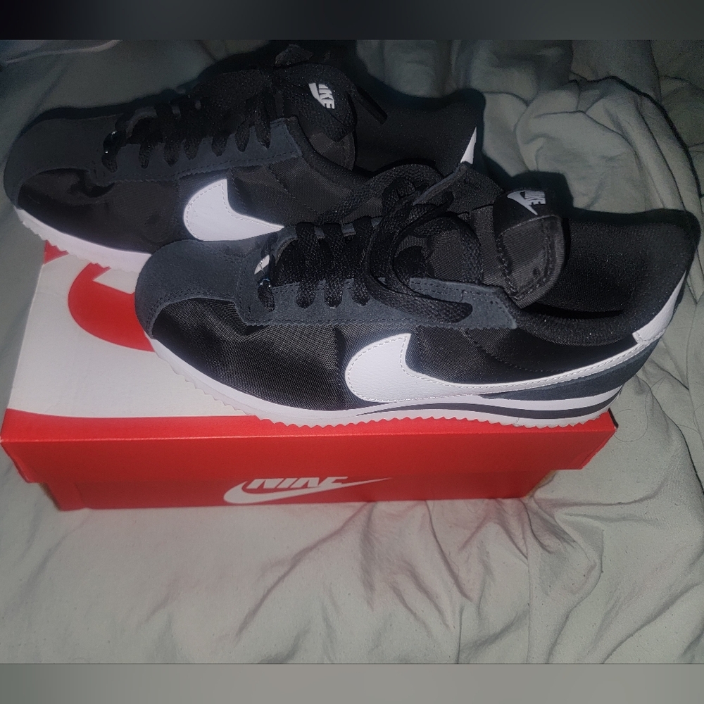 Nike Women's Black and White Sneakers